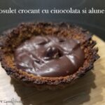 Read more about the article Coșulețe crocante cu alune, fulgi de ovăz și umplutură de ciocolată