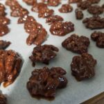 Read more about the article Nuci româneşti învelite în ciocolată neagră