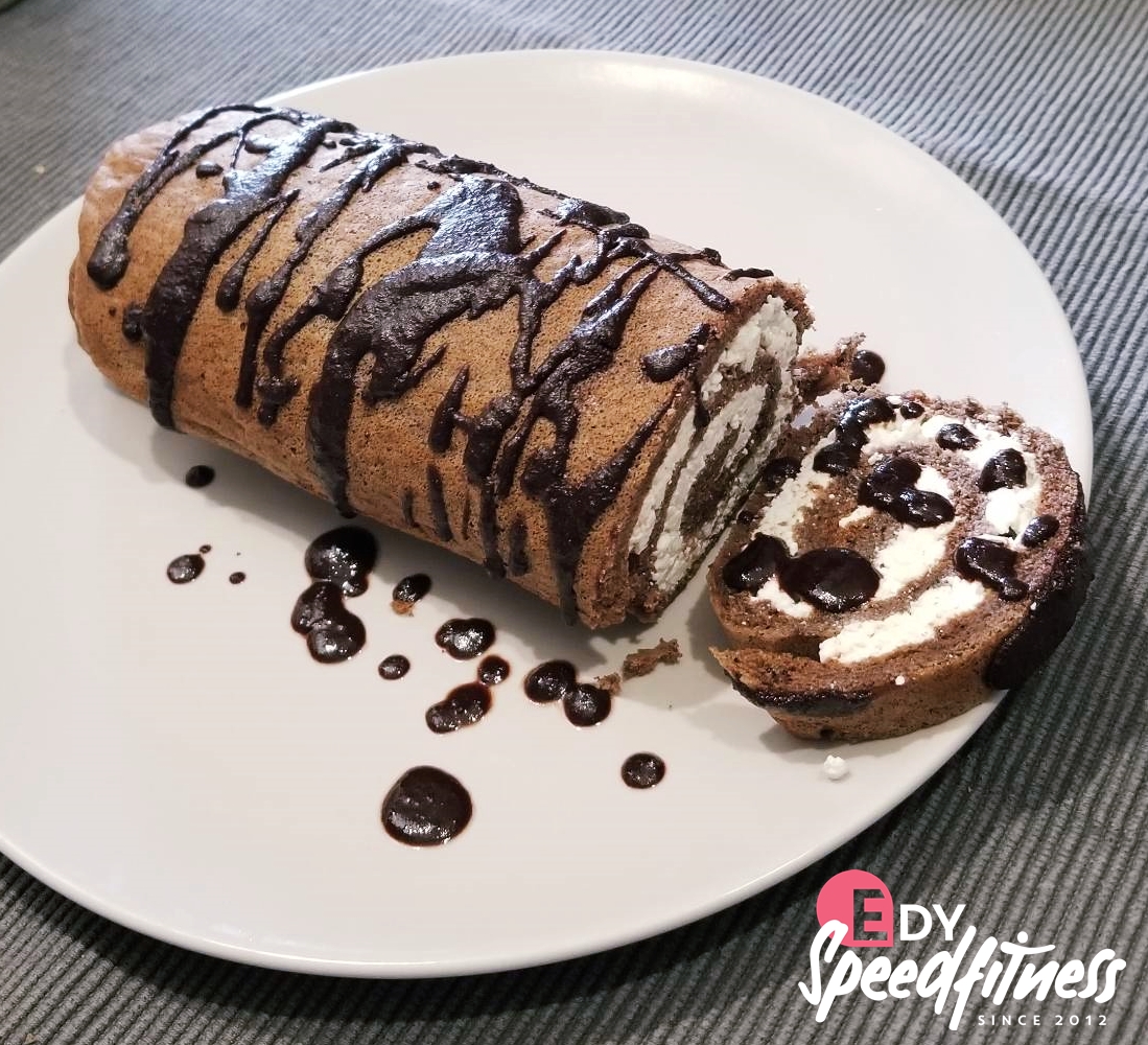 You are currently viewing Ruladă de ciocolată cu cremă de brânză dulce și cocos