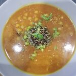 Read more about the article Supă de curry cu năut, lapte de cocos și quinoa