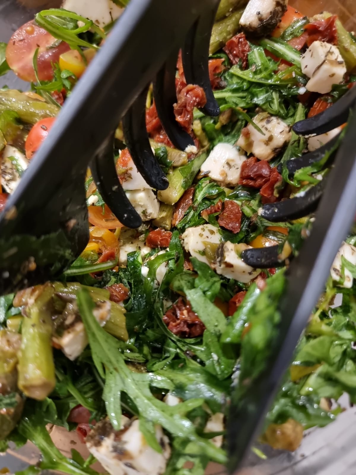 You are currently viewing Salată de sparanghel cu roșii și brânză de capră